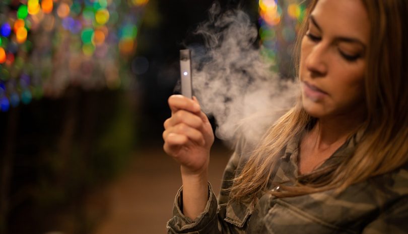 The Pros and Cons of Buying Disposable Vapes