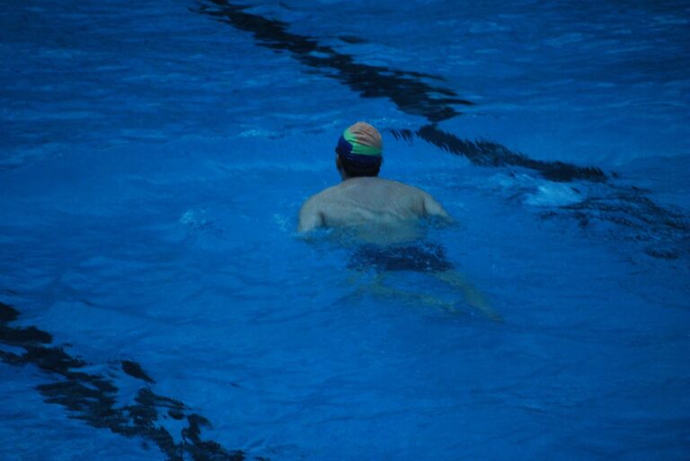 swimmer-16996_1280