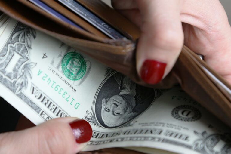 dollar-4516000_1280