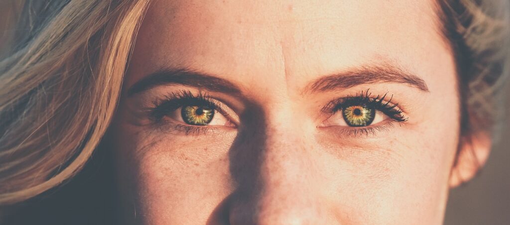 Clear Vision with Colored Contact Lenses – An Astigmatism Solution