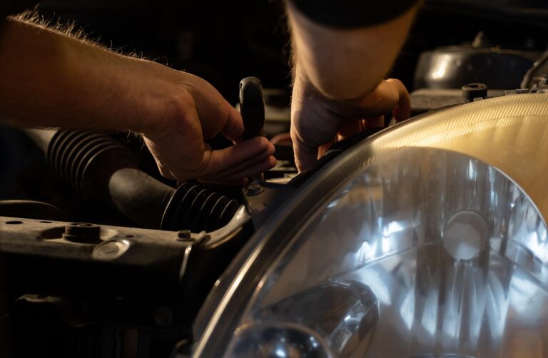 car-mechanic-6260377_1280